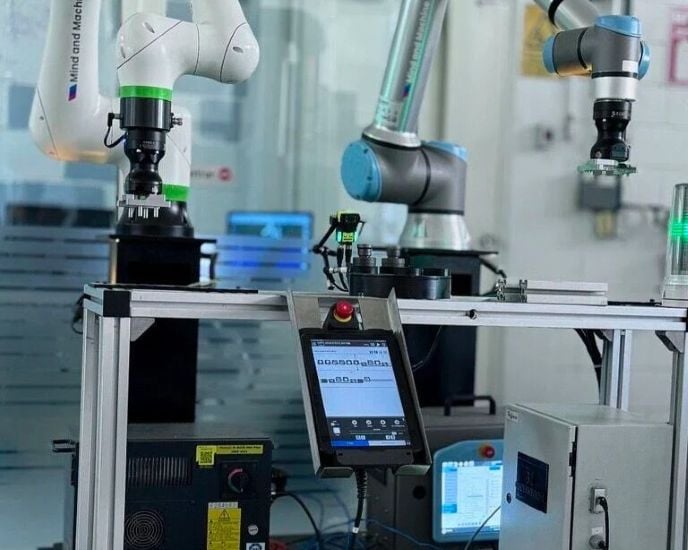 Cobots with Robotiq adaptive grippers