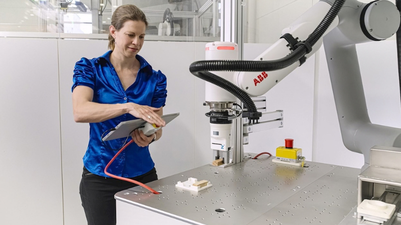 ABB’s e-Device enables robot control and programming from a personal electronic device