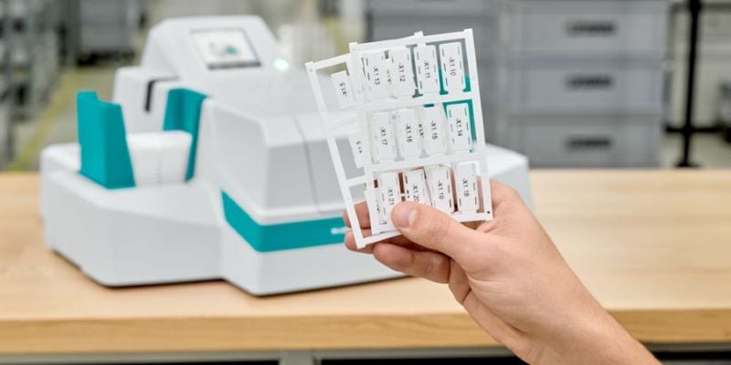 The BLUEMARK E.CARD detects whether a card is plastic or metal and adjusts the ink formulation accordingly