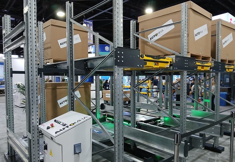 At the show, Automha presented an AS/RS paired with robotis transfer units.