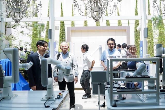 Dobot’s new Nova 2s cobots feature high-precision 6-axis motion in a compact build