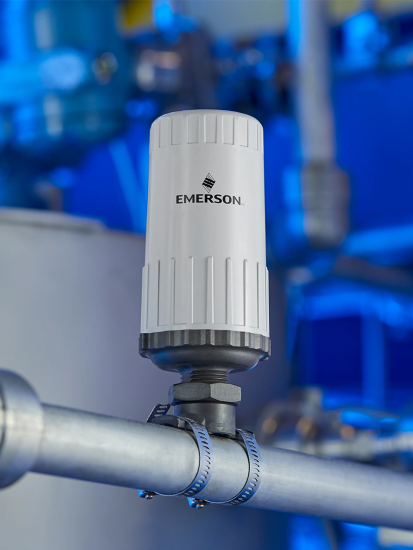 The Rosemount Synchros Temperature Monitor clamps directly to piping to measure surface and ambient temperature