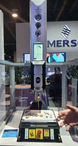 Emerson Branson’s ultrasonic welding machine, on display at Pack Expo cutting food products.