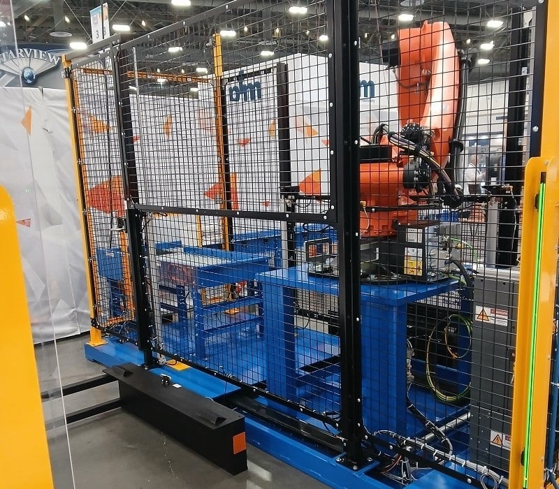The AMR was paired with a 6-axis palletizing robot to demonstrate integrated warehouse logistics.