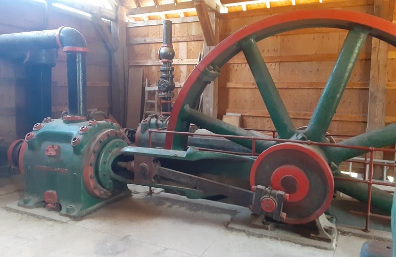  Figure 1. Motor-driven air compressor for mining. Compressor units on the left, large flywheel on the right.