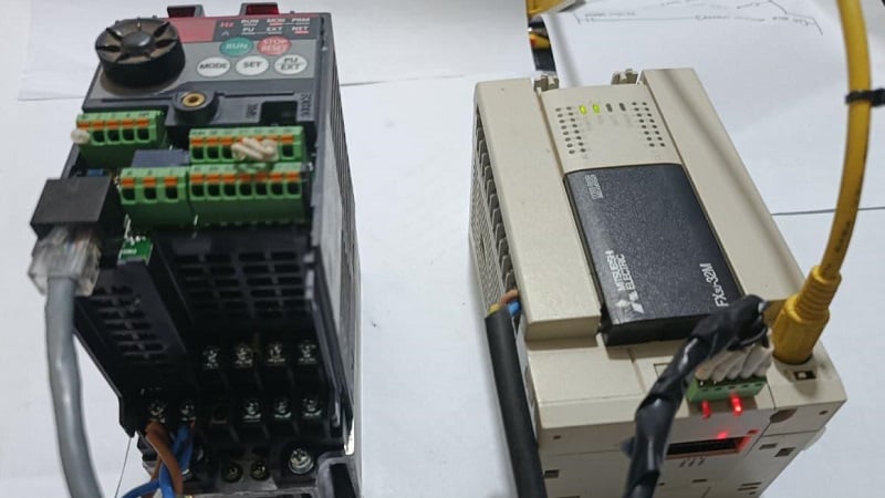 Figure 1. FX3U PLC communicating with the inverter via RS-485 for control and monitoring.