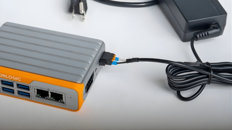The CL260 utilizes a 12-24 VDC three-pin terminal block for power input