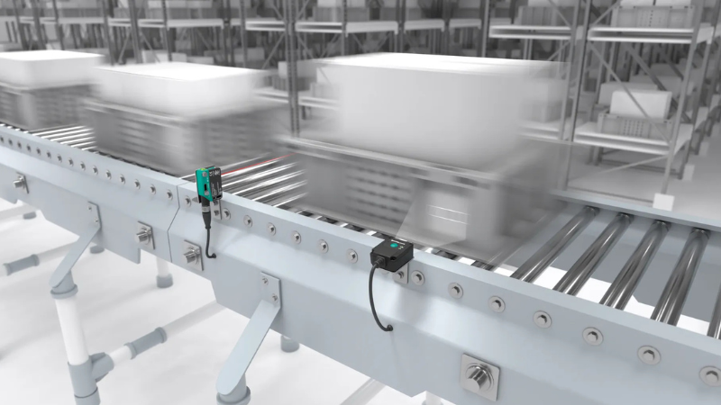 The CleverReader 1D/2D code reader scans bins on a roller conveyor