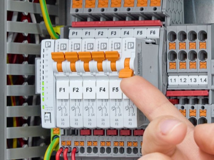 Tilting levers on the PTCB TM provide operators with a clear visual indication of breaker status