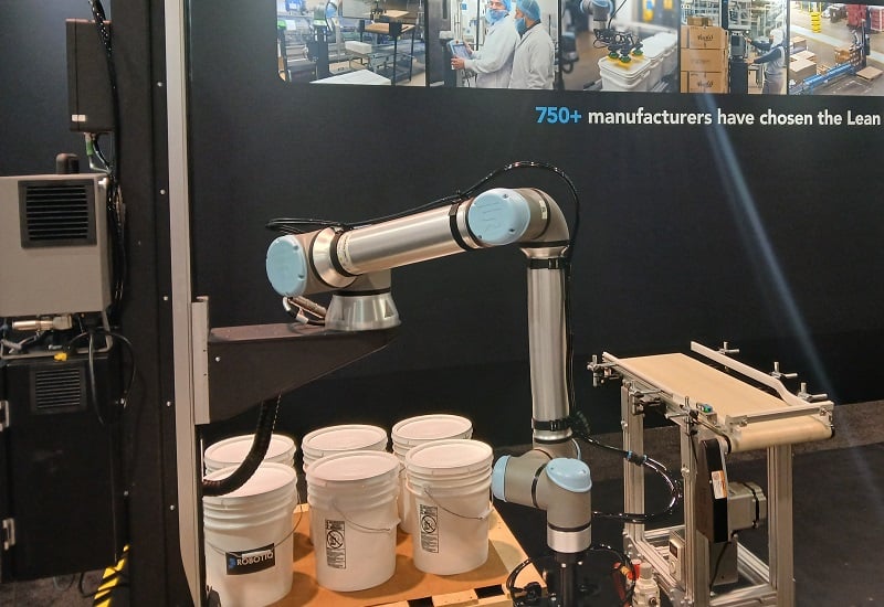 De-palletizing of buckets by a Robotiq system.
