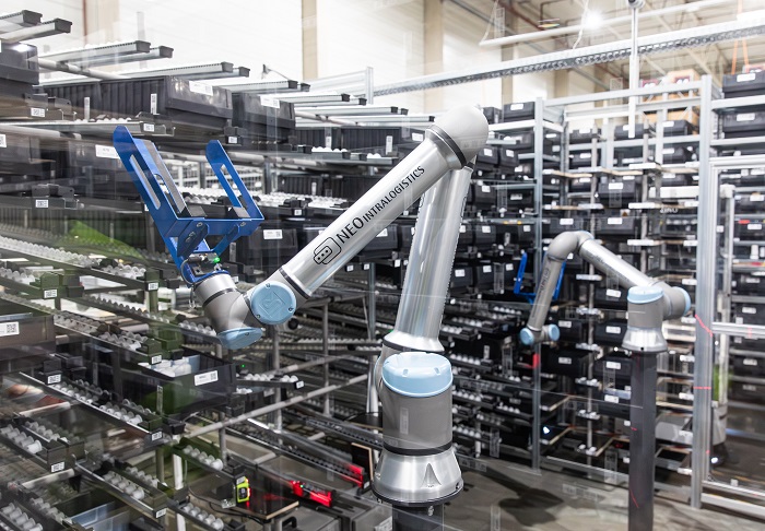 Figure 2. Inter-robot communication can further improve training.