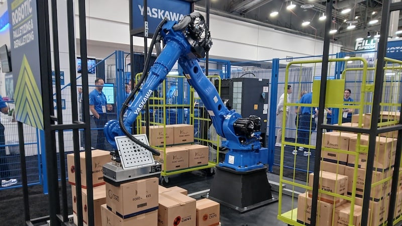 Yaskawa demonstrated the ability to palletize and depalletize boxes of
various sizes.